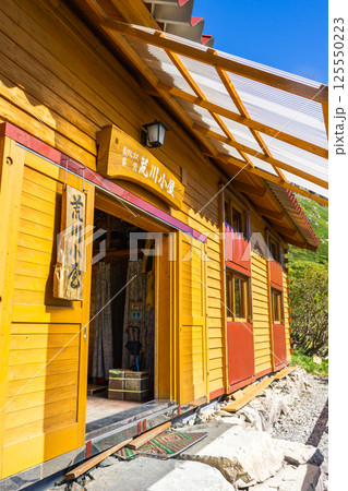 荒川岳の中腹に位置する荒川小屋 南アルプス 赤石岳登山 荒川岳の中腹に位置する荒川小屋 南アルプス 赤石岳登山 125550223