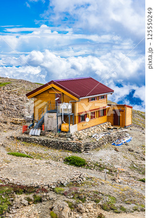 赤石岳山頂の赤石避難小屋　南アルプス　赤石岳登山 125550249