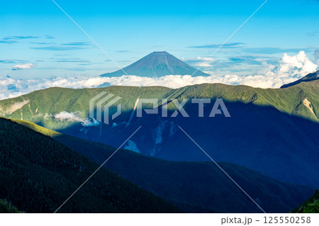 荒川小屋から見る夕暮れの富士山　南アルプス　悪沢岳と荒川岳登山 125550258