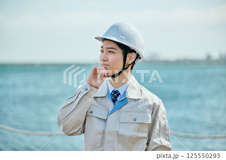 作業着姿の20代の若い男性 作業着姿の20代の若い男性 125550293
