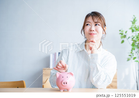 貯金をする女性 125551019