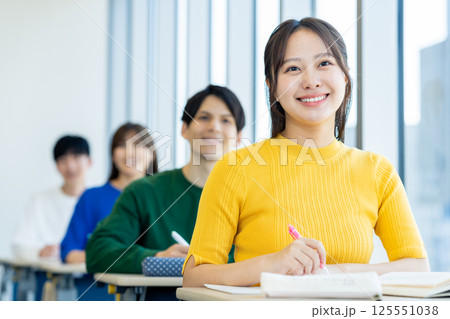 講義を受ける大学生　撮影協力：学校法人電波学園　東京電子専門学校 125551038