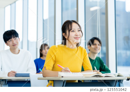 講義を受ける大学生 撮影協力:学校法人電波学園 東京電子専門学校 講義を受ける大学生 撮影協力:学校法人電波学園 東京電子専門学校 125551042