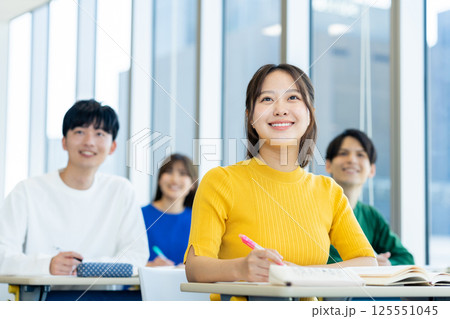 講義を受ける大学生 撮影協力:学校法人電波学園 東京電子専門学校 講義を受ける大学生 撮影協力:学校法人電波学園 東京電子専門学校 125551045