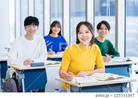 講義を受ける大学生　撮影協力：学校法人電波学園　東京電子専門学校 125551047