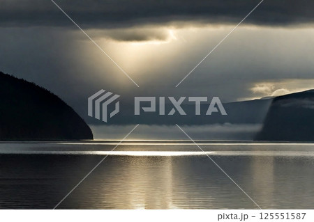 【AI生成】海にそそぐ夕焼けの光 33215599 125551587