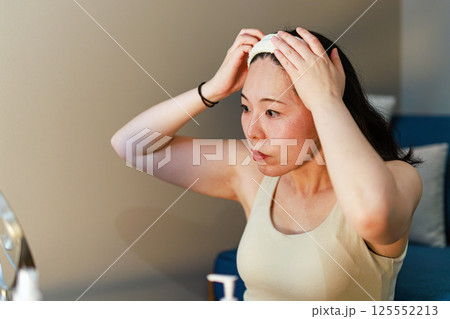 ヘアバンドをつけるミドル女性 125552213