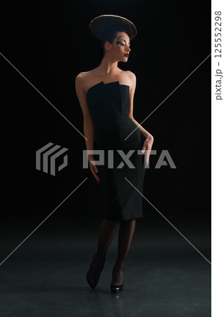 woman with disc coiffure 125552298