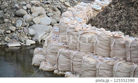 災害イメージ( 水害 豪雨災害 復旧 河川工事 護岸工事) 災害イメージ( 水害 豪雨災害 復旧 河川工事 護岸工事) 125552390