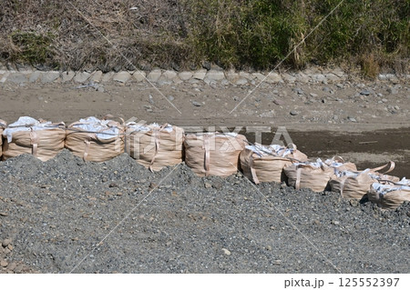 災害イメージ(　水害　豪雨災害　復旧　河川工事　護岸工事) 125552397