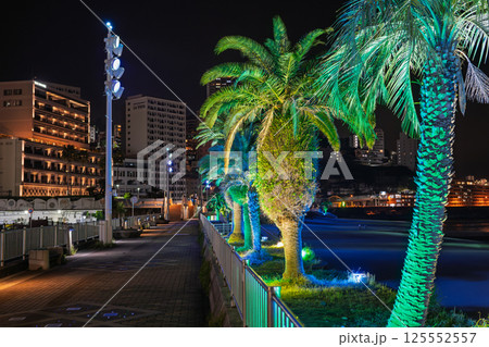 夜の熱海サンビーチ　幻想的なライトアップ 125552557