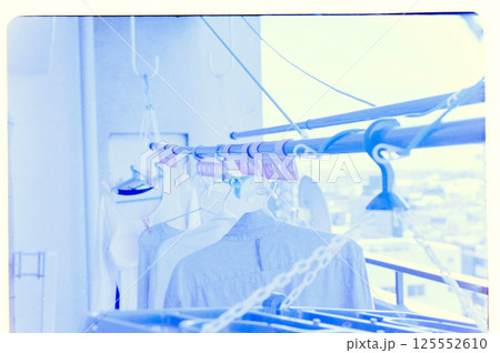 青いトーンの洗濯物干し風景 125552610