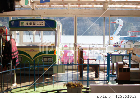 湖畔のレトロなバスルームとスワンボート 125552615