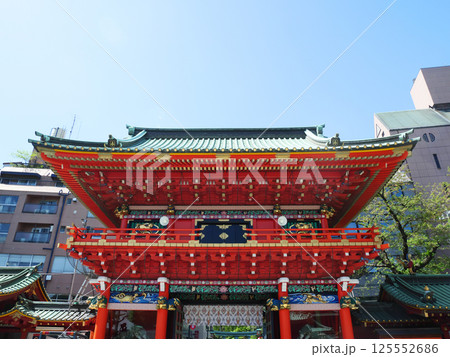 青空に映える隨神門｜神田明神 125552686
