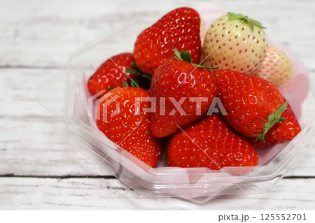 新鮮なイチゴ(白と赤) 125552701