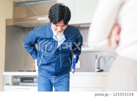 謝罪, 作業員, 男性, お詫び, 頭を下げる, サービス業, 顧客対応, 誠実, 謝る, トラブル 125553159