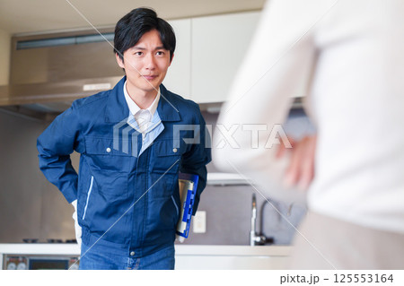 謝罪, 作業員, 男性, お詫び, 頭を下げる, サービス業, 顧客対応, 誠実, 謝る, トラブル 謝罪, 作業員, 男性, お詫び, 頭を下げる, サービス業, 顧客対応, 誠実, 謝る, トラブル 125553164