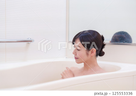 家のお風呂に入ってゆっくりとリラックスをするミドルの女性 125553336