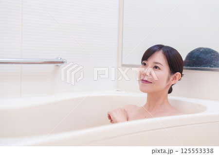家のお風呂に入ってゆっくりとリラックスをするミドルの女性 125553338