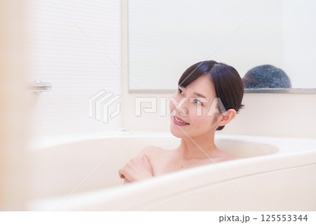 家のお風呂に入ってゆっくりとリラックスをするミドルの女性 125553344