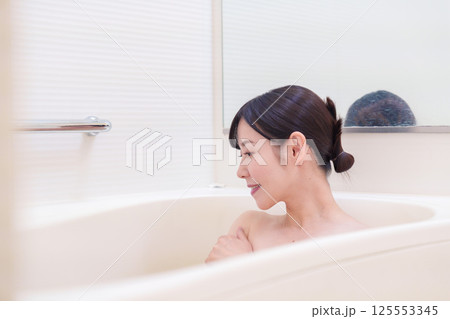 家のお風呂に入ってゆっくりとリラックスをするミドルの女性 家のお風呂に入ってゆっくりとリラックスをするミドルの女性 125553345
