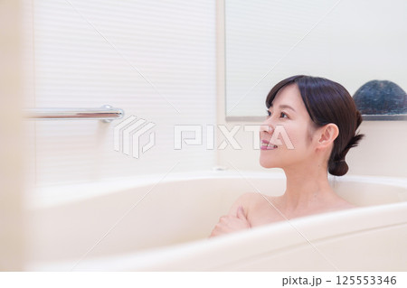 家のお風呂に入ってゆっくりとリラックスをするミドルの女性 125553346
