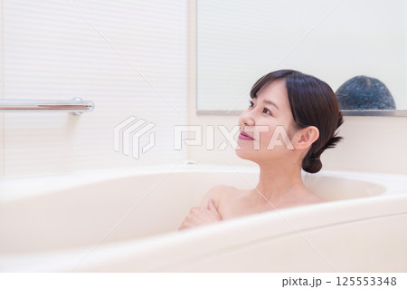 家のお風呂に入ってゆっくりとリラックスをするミドルの女性 125553348