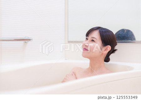 家のお風呂に入ってゆっくりとリラックスをするミドルの女性 家のお風呂に入ってゆっくりとリラックスをするミドルの女性 125553349