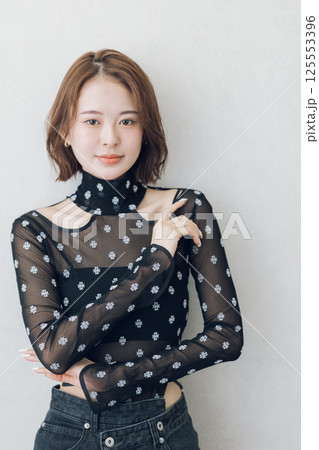 若い女性のヘアスタイルイメージ　　 125553396