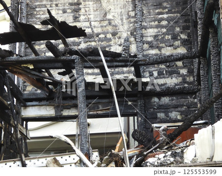 火災現場の焼け落ちた床 125553599