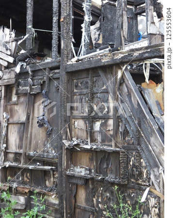 焼け落ちた家屋の外壁 125553604