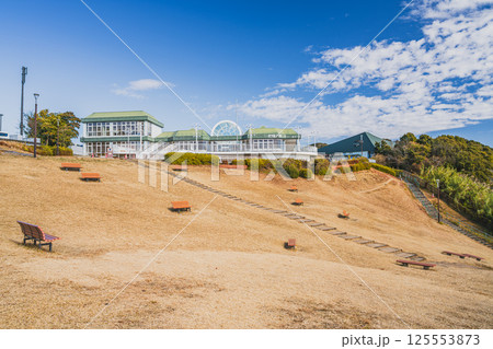 青空に映える浜松市の浜名湖サービスエリア(静岡県) 125553873