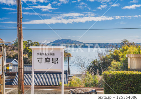 浜松市の天竜浜名湖鉄道寸座駅から見える浜名湖(静岡県) 125554086