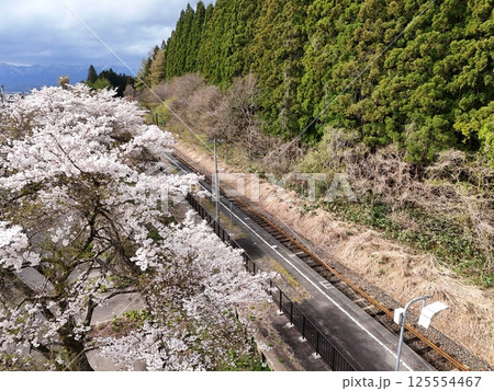 JR赤倉温泉駅の満開の桜 空撮 JR赤倉温泉駅の満開の桜 空撮 125554467