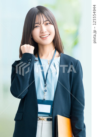 ガッツポーズをする女性・ビジネスウーマン ガッツポーズをする女性・ビジネスウーマン 125554944