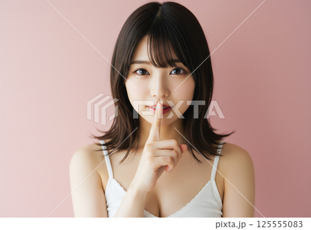 明るく温かみのある女性のポートレート 125555083