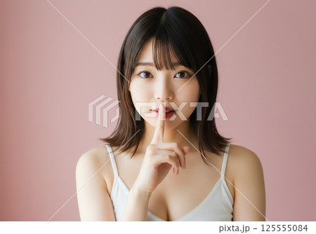 明るく温かみのある女性のポートレート 125555084