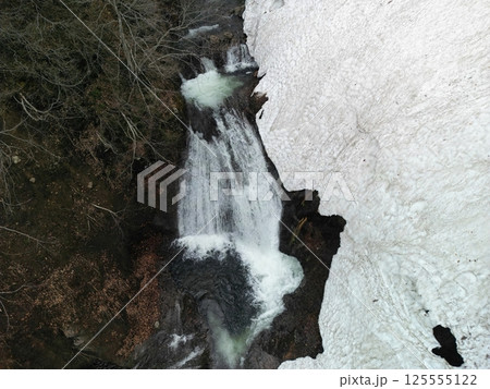残雪の残る湯浜峠 空撮 残雪の残る湯浜峠 空撮 125555122