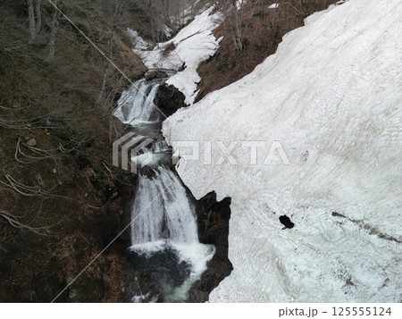 残雪の残る湯浜峠　空撮 125555124
