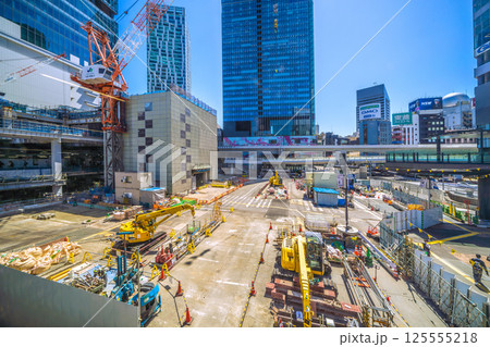 日本の東京都市景観西口閉鎖。新たに西口の出入口通路がビルの左側に…さよなら渋谷駅西口 125555218