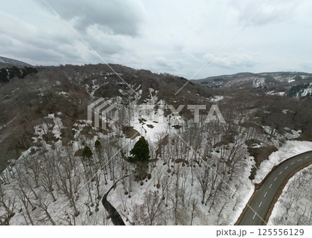 残雪の残る湯浜峠 空撮 残雪の残る湯浜峠 空撮 125556129