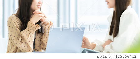 ミーティングをする2人の女性・ビジネスウーマン ミーティングをする2人の女性・ビジネスウーマン 125556412