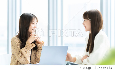 ミーティングをする2人の女性・ビジネスウーマン ミーティングをする2人の女性・ビジネスウーマン 125556413