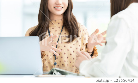 ミーティングをする2人の女性・ビジネスウーマン ミーティングをする2人の女性・ビジネスウーマン 125556414