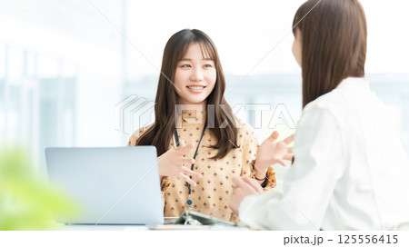 ミーティングをする2人の女性・ビジネスウーマン ミーティングをする2人の女性・ビジネスウーマン 125556415