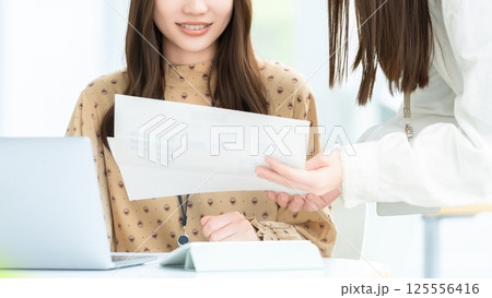 ミーティングをする2人の女性・ビジネスウーマン ミーティングをする2人の女性・ビジネスウーマン 125556416