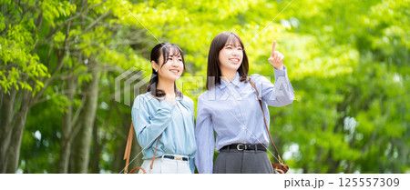 遊歩道を歩く2人の女性・ビジネスウーマン 125557309