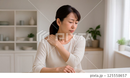 写真風素材:肩を押さえてつらそうな女性 写真風素材:肩を押さえてつらそうな女性 125558657