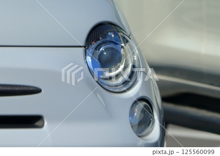 車のヘッドライト 125560099