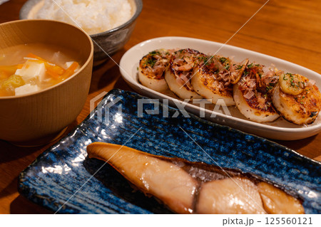 焼き大根と魚の和風定食ごはん 焼き大根と魚の和風定食ごはん 125560121